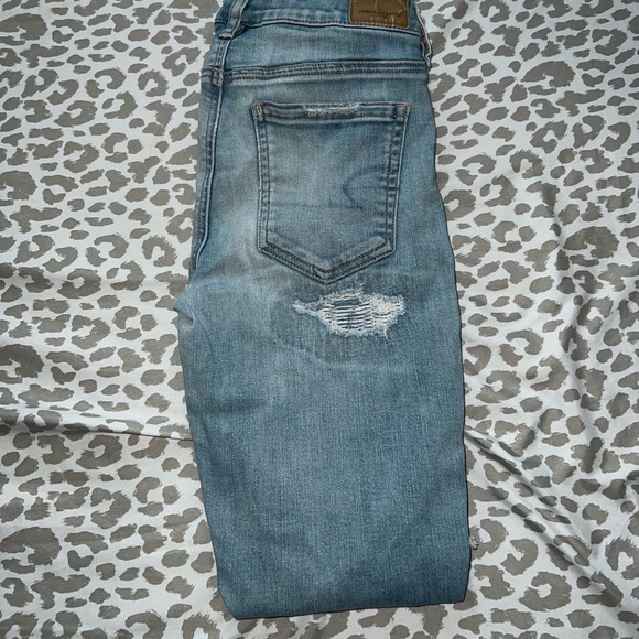 American eagle skinny jeans. Size: 2 great condition color:light wash - Picture 3 of 3